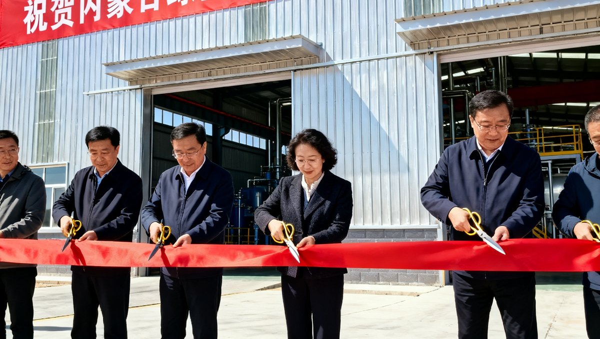 内蒙古绿氢炼钢示范项目投产仪式现场，嘉宾们手持金色剪刀准备剪彩，背后是崭新的电解水制氢工厂厂房，红色横幅上写着祝贺项目投产的字样